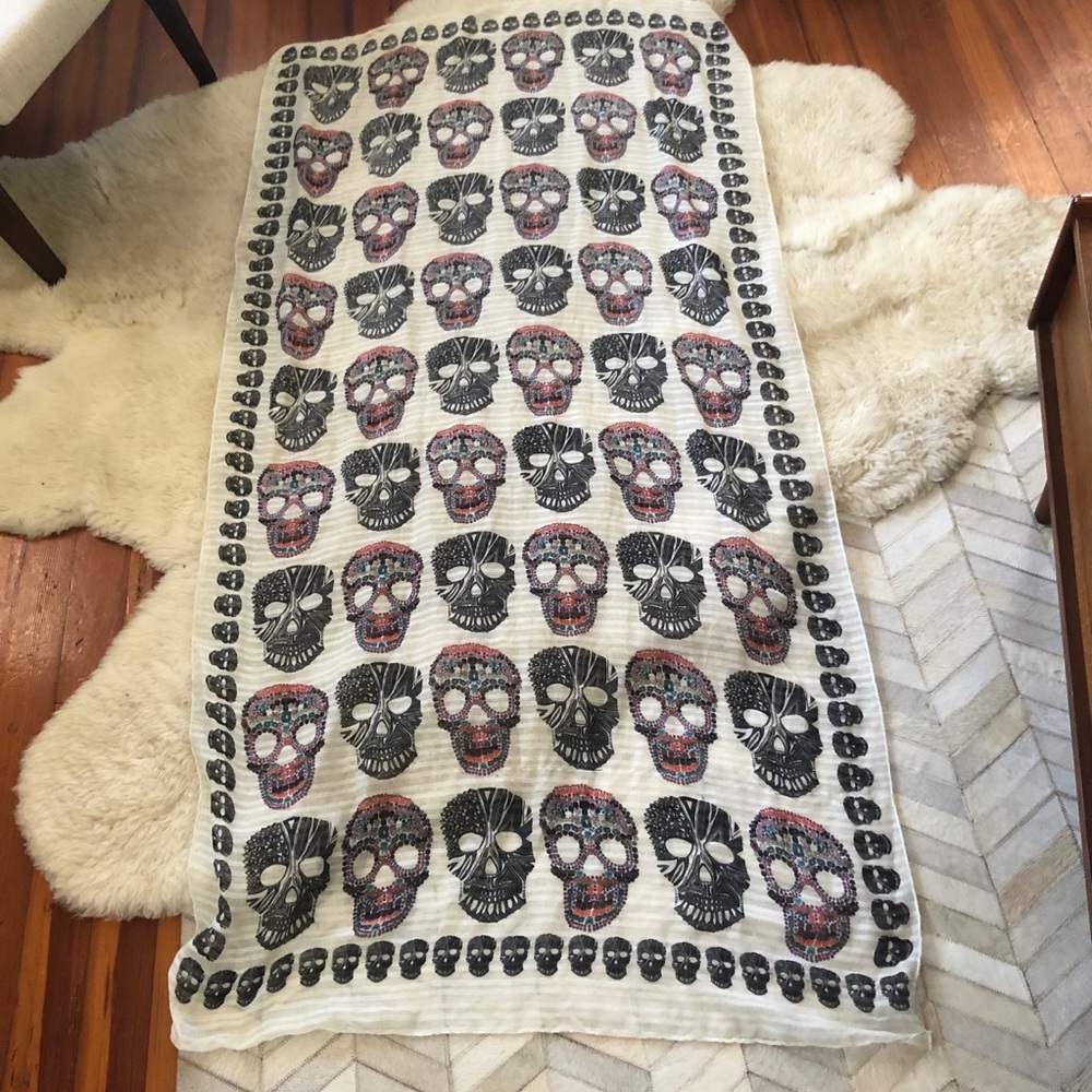 Large scarf/shawl/throw with skull print